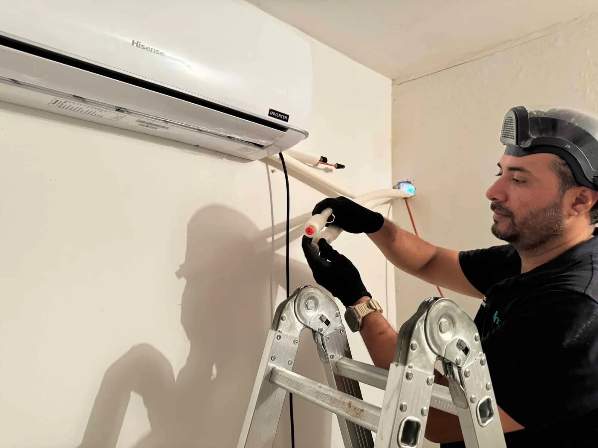 Técnicos instalando un aire acondicionado