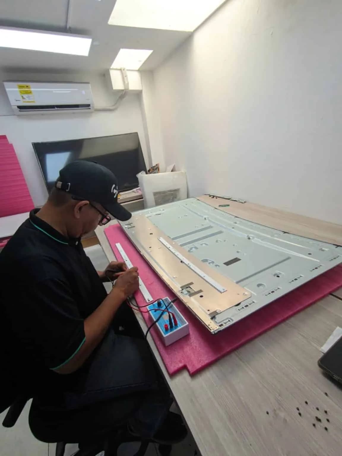 Técnico profesional reparando un televisor