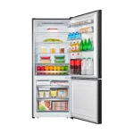 Interior de la nevera Hisense No Frost 417L RB15N6FBX1 BCD-422 con alimentos organizados.