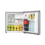 Interior de la nevera minibar Hisense 44L BC-45 con almacenamiento para bebidas y frutas.