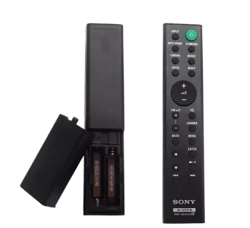 Vista frontal y trasera del control remoto Sony RMT-AH412U, mostrando su diseño completo y compartimiento de baterías.